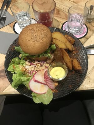 burger at L'Embargo in Toulouse