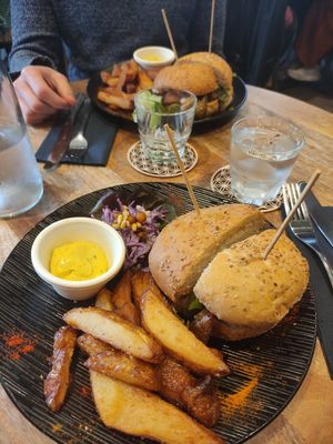 Burgers and chips at L'Embargo in Toulouse