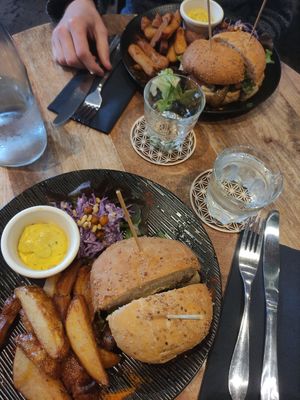 Burgers at L'Embargo in Toulouse