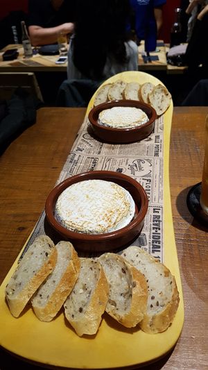 Camembert roti at L'Embargo in Toulouse