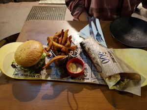 Burger and seitan kebab with chips at L'Embargo in Toulouse