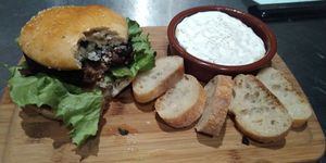 Burger auvergnat et camembert veganz at L'Embargo in Toulouse