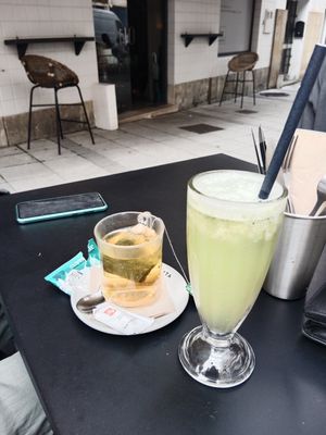 Refreshing lemonade and tea at Santa & Co in Santander