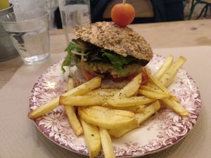 The veggie burger without the dairy cheese and the sauce at Santa & Co in Santander