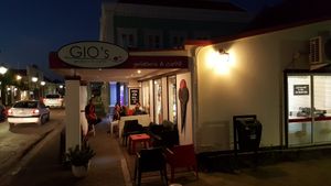 A rare quiet moment... at Gio Gelatetia in Kralendijk