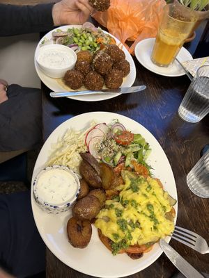 Falafel Teller und Tofu Schnitzel   at Mazā Terapija in Riga