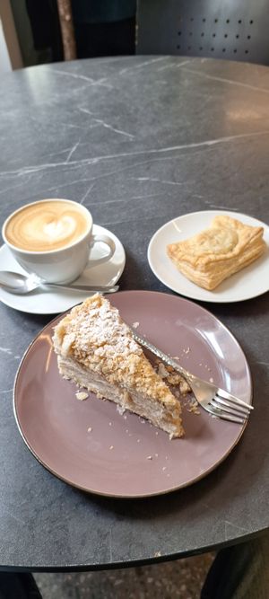 Napoleon (mil folhas), folheado de cogumelos e capuccino at Mazā Terapija in Riga