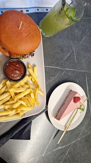 Sehr guter Burger und Kuchen at Mazā Terapija in Riga