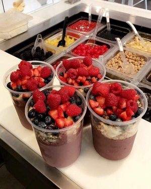 16 oz or 32 oz All fruit, no ice/ no fluff real deal Acai Bowls!  Dragonfruit available.  Top with superfoods at Tasti D Lite and Planet Smoothie in Santa Monica