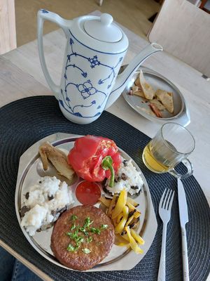 Poivron farci, burger soja, riz champignons at Veganation in Antwerpen