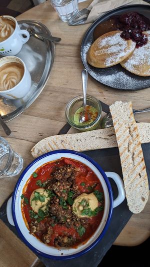 Veganuka (veganes Shakshuka) + Sauerteigpancakes / Capuccino mit Hafermilch / Free Tapwater at Cafe Frühling in Basel