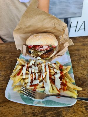 Cheeseburger mit Pommes at Vegan 365 Kitchen in Skopje