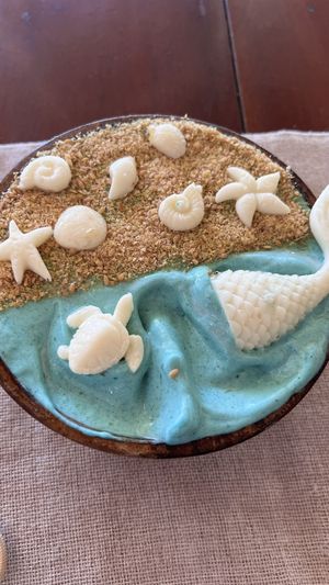Ocean bowl (banana+spirylina). This is not vegan as decorations are made of white chocolate. And menu says it is.  at Luca Loko in San Juan Siquijor