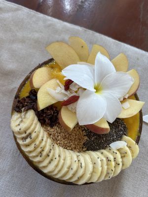 Delicious vegan smoothie bowl  at Luca Loko in San Juan Siquijor