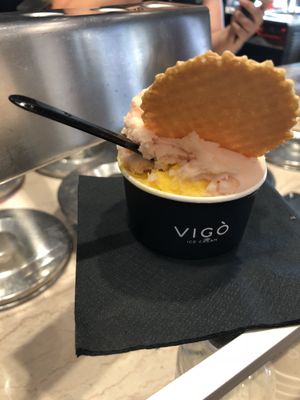 Mango and peach at Vigo Ice Cream in Ljubljana
