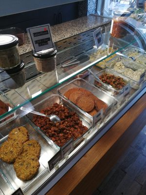 Salate und Patties at Die Vetzgerei in Berlin