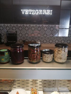 Unser Einkauf in Gläsern, die als Pfand wieder zurückgegeben werden können at Die Vetzgerei in Berlin