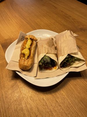 Hotdog and wraps ￼ at Die Vetzgerei in Berlin