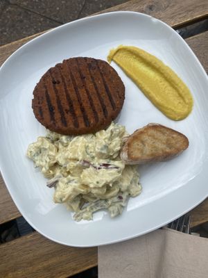 Seiten Frikadelle und Kartoffelsalat   at Die Vetzgerei in Berlin