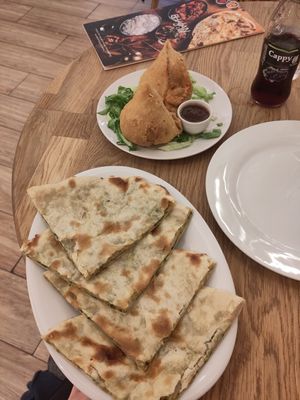 Samosas und Naan mit Gemüse at Bhajan Cafe in Krakow