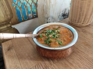 (Vegan) tofu with peas and tomato sauce at Bhajan Cafe in Krakow