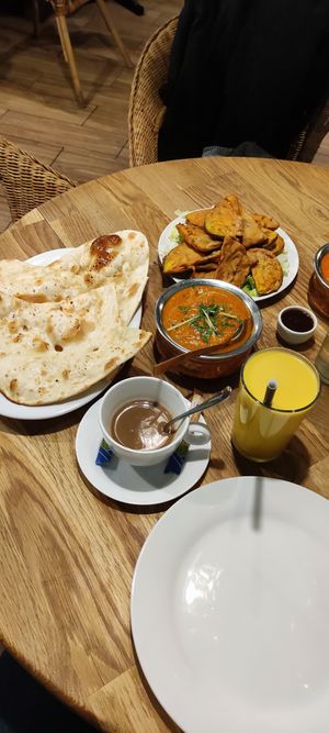 Vegan mango lassie, chai, naan and sabji kofta plus baked aubergine at Bhajan Cafe in Krakow