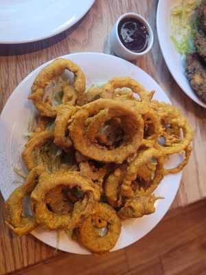 "Onion rings" more like bhajis with a black salt coating at Bhajan Cafe in Krakow
