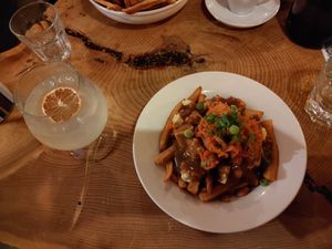 Poutine végane au kimchi et limonade! at La Souche in Quebec