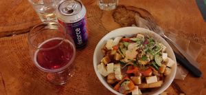 Petite poutine végane aux falafels avec un kombucha. Excellent! at La Souche in Quebec