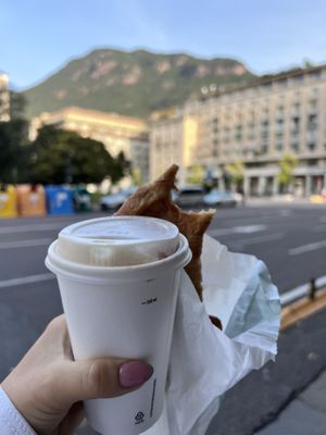 Chai latte e cornetto al cioccolato to go  at Coffee Bean in Bolzano