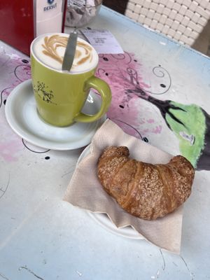 Caffè macchiato e cornetto al cioccolato   at Coffee Bean in Bolzano