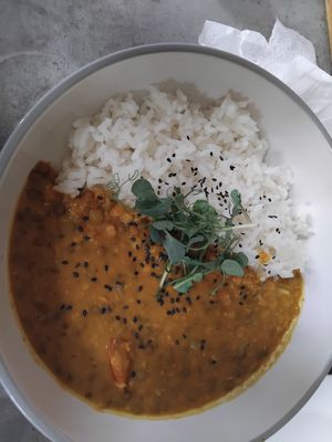 Indicky dhal ale z hnedej sosovice, celkom mala porcia,hlavne ryze at Roots in Trencin