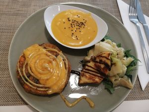 Hamburguesa de champiñones y boniato con puré de patata y calabaza, piña a la plancha y calabacin salteado 😋😋😋 at Verde Mostaza in Vigo