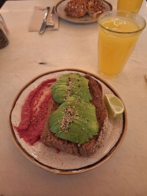Avocadotoast at Nicolau Lisboa in Lisbon