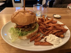 Burger de lentilles et frites de patate douce   at H&K's - Vlaamsesteenweg in Brussels