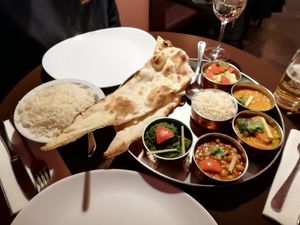 Maharani Thali vegan (salad instead of yoghurt and no butter). 19,50€. We ordered some extra Naan bread (3€). Was enough for 2 people and verry good. We also ordered some extra at Jaipur in Innsbruck