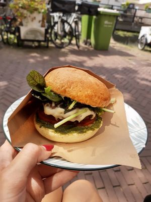 Pesto burger at Miss Nice Banana in Gouda