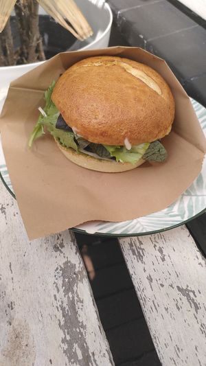 Great vegan pesto burger 🤩 at Miss Nice Banana in Gouda