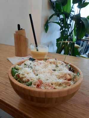 Cheeze kapsalon sweet potato fries en vegan cheeze plus Island Smoothie at Miss Nice Banana in Gouda