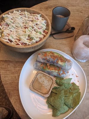 Cheesy kapsalon and raw spring rolls at Miss Nice Banana in Gouda
