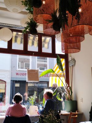 People watching in the sun at Miss Nice Banana in Gouda