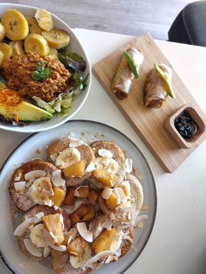 Coconut pancakes, rice rolls and stew at Miss Nice Banana in Gouda