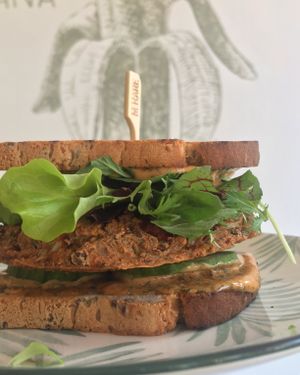 Lentilburger sandwich with special sauce at Miss Nice Banana in Gouda