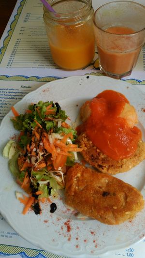 Hamburguesas de verduras, con albóndigas de papas y ensalada at El Limon in Tenerife