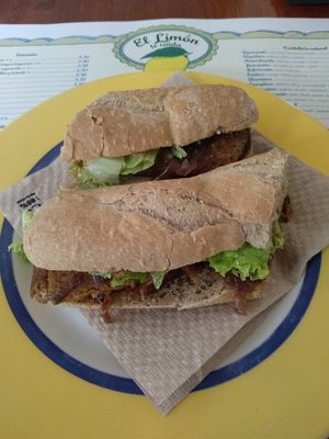 Bocadillo de seitan con cebolla caramelizada y mostaza 😋💚🌱 at El Limon in Tenerife
