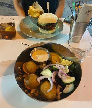 Hamburguesa y bowl at NicPic in Malaga