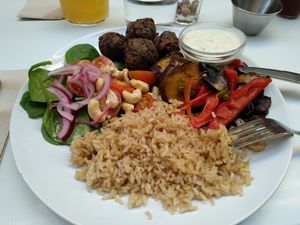 Plato completo con albóndigas, ensalada, arroz y verduras.  at NicPic in Malaga