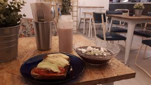 Milkshake, chocolate acai bowl and avocado-tomato sandwich at NicPic in Malaga