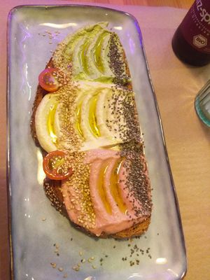 Toast with hummus of peas, chickpeas and beet at Savory Acai House & Healthy Food in Valencia