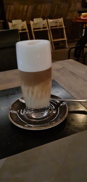 Latte Macchiato mit Hafermilch at Twist - Hotel Valsana in Arosa